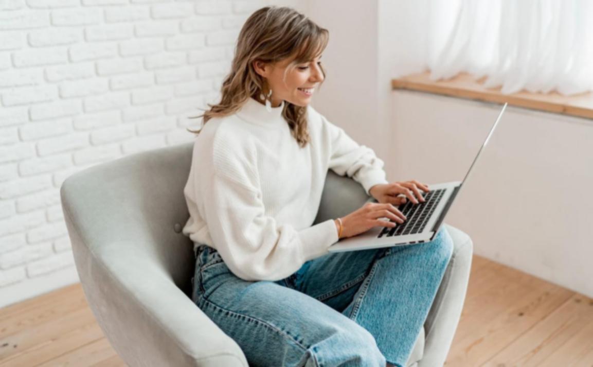 Kreative Arbeitssituation mit verschiedenen Materialien und Werkzeugen