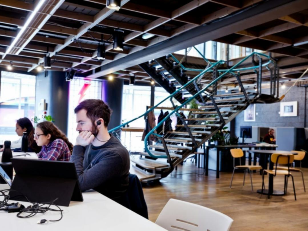 Teilnehmer arbeitet durch ein Seminarmodul auf einem digitalen Gerät